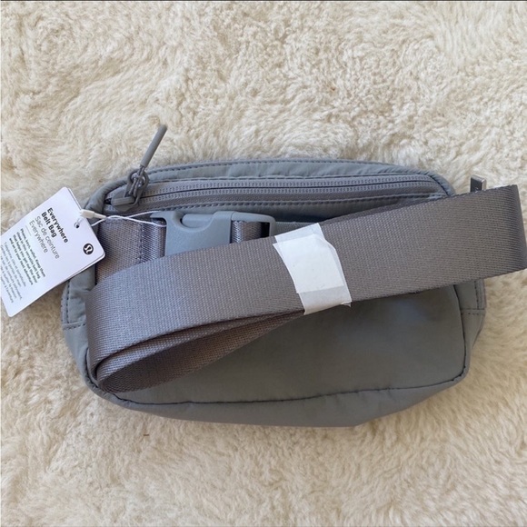 ❤️ Lululemon Extended Strap Everywhere Belt Bag Silver Drop NWT - Picture 7 of 8